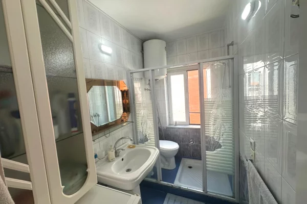 Shtepi me qera Apartament ne Tirane, 2+1, Mobilimi E mobiluar, Pagesa 50,000  Leke.