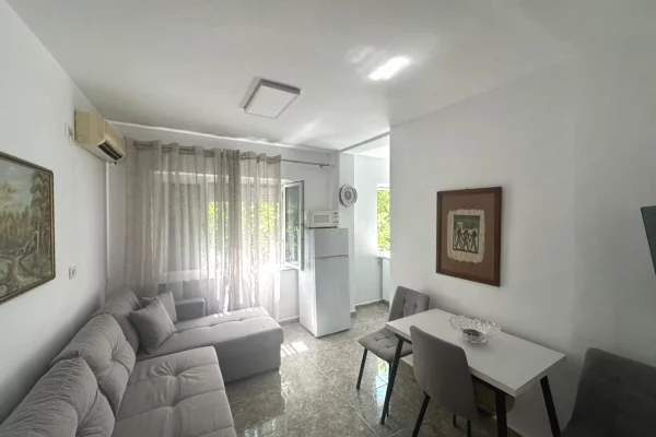 Shtepi me qera Apartament ne Tirane, 2+1, Mobilimi E mobiluar, Pagesa 50,000  Leke.