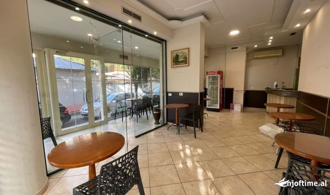 Jepet Ambient Komercial Per Qera! 400 Euro /Muaj