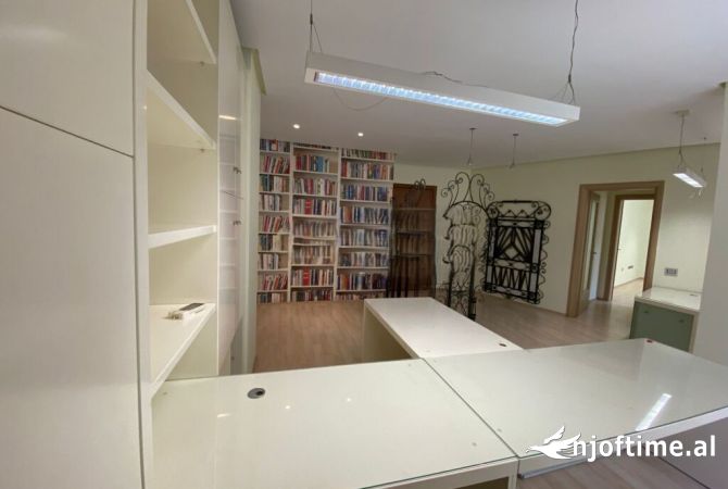 Ambiente Commerciale in Affitto 1+1 a Tirana - 600 Euro