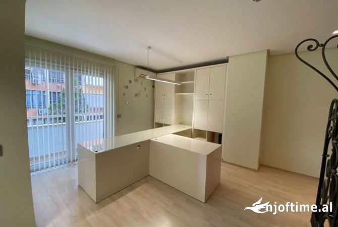 Ambiente Commerciale in Affitto 1+1 a Tirana - 600 Euro