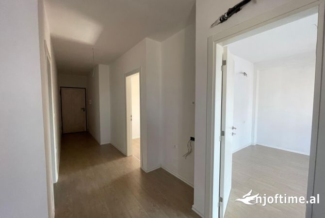 Ambiente Commerciale in Affitto 3+1 a Tirana - 600 Euro