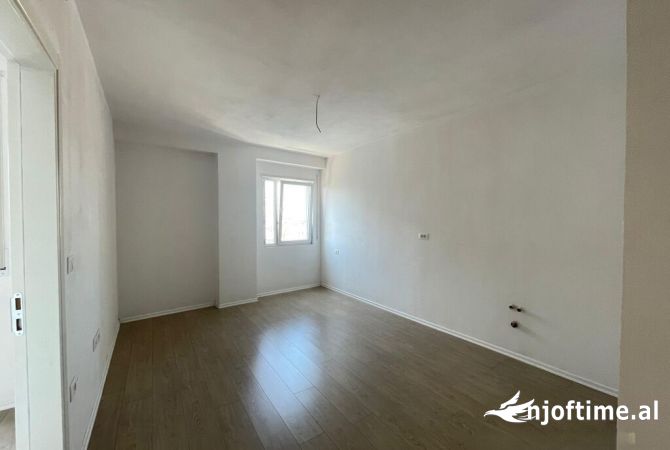 Ambiente Commerciale in Affitto 3+1 a Tirana - 600 Euro