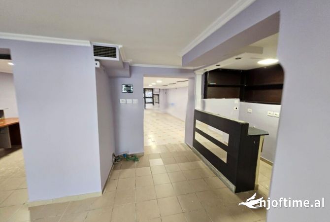 Ambiente Commerciale in Affitto 1+1 a Tirana - 500 Euro