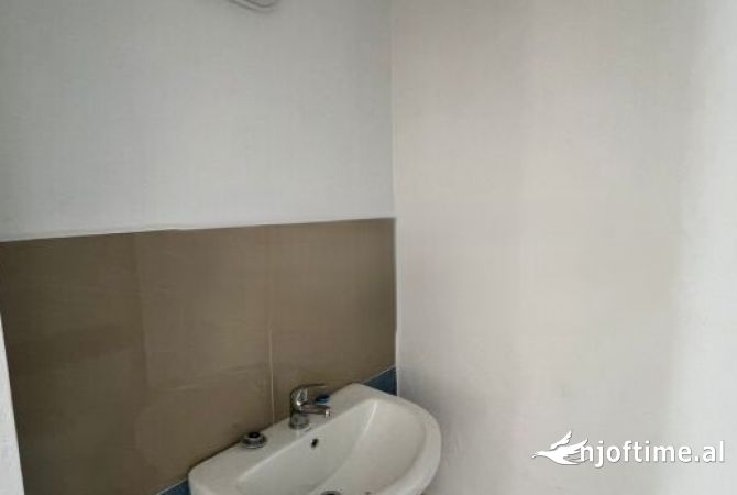 Ambiente Commerciale in Affitto 1+1 a Tirana - 250 Euro