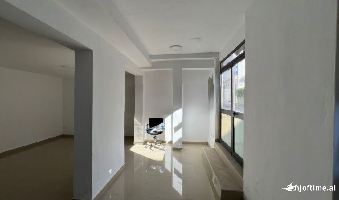 JAPIM AMBIENT KOMERCIAL ME QIRA TEK "QYTETI STUDENTI 250 Euro /Muaj