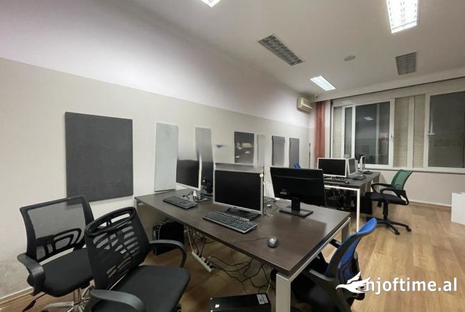 Ambiente Commerciale in Affitto 3+1 a Tirana - 2,700 Euro