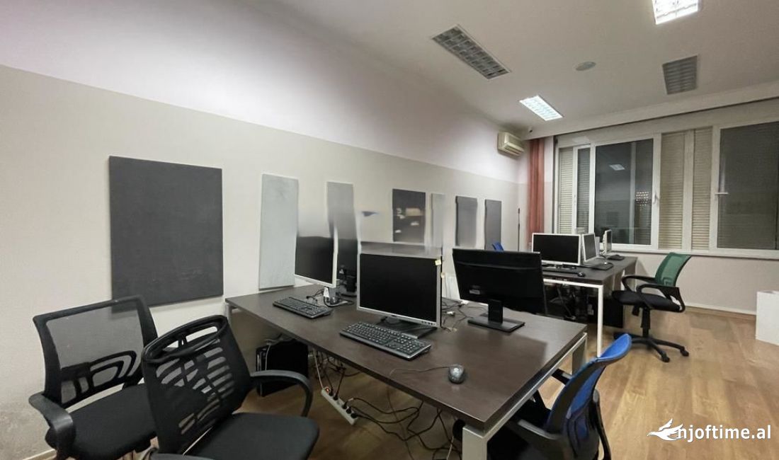 JAPIM ME QIRA AMBIENT NE ZONEN E BLLOKUT ! 2,700 Euro /Muaj