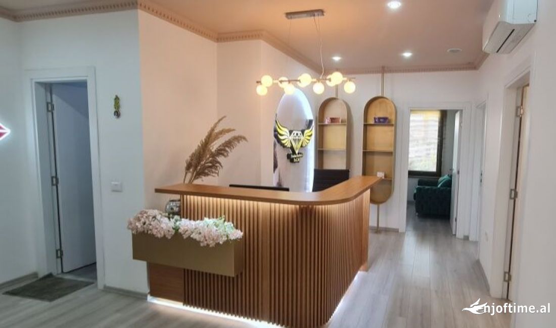 AMBIENT KOMERCIAL TE 21 DHJETORI! 1,300 Euro /Muaj