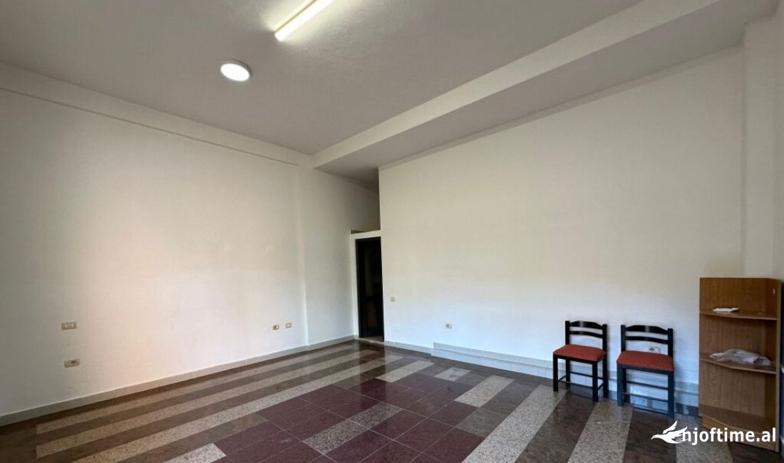 Ambient komercial per qira tek Shkolla e Kuqe. 250 Euro /Muaj
