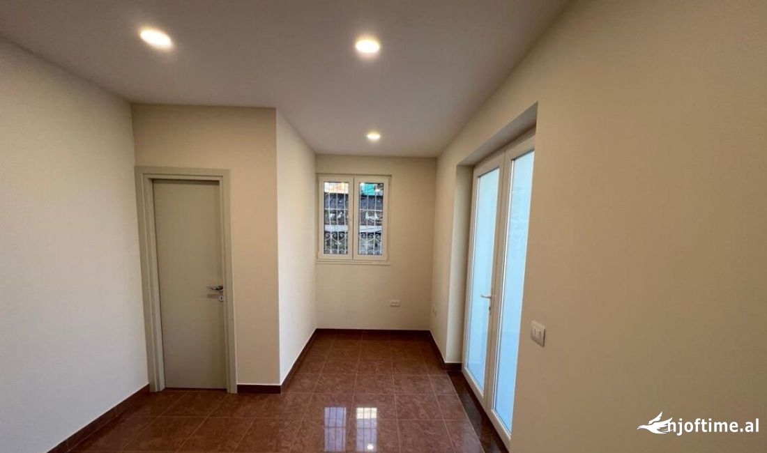 Njesi Komerciale per Qira prane Pazarit te Ri 350 Euro /Muaj