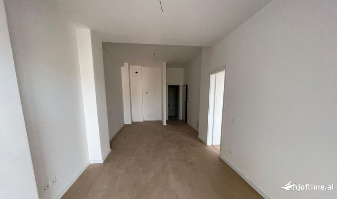 Jepet me qira ambient per zyra tek Pazari i Ri 600 Euro /Muaj