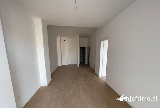 Jepet me qira ambient per zyra tek Pazari i Ri 600 € /Muaj