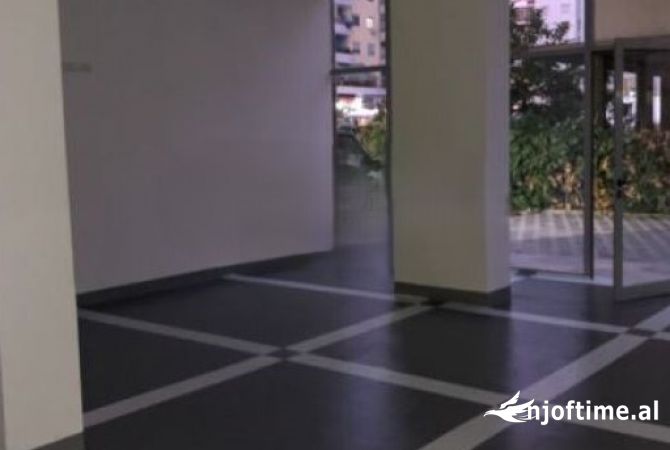 Ambiente Commerciale in Vendita 1+1 a Tirana - 145,000 Euro