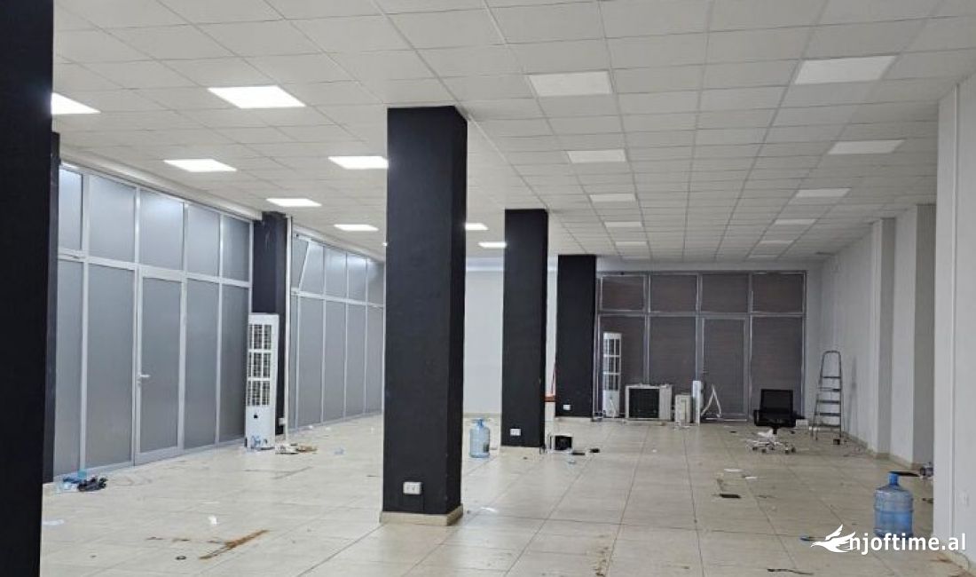 JEPET ME QIRA AMBIENT KOMERCIAL PRANE PAZARIT TE RI 2,300 Euro /Muaj