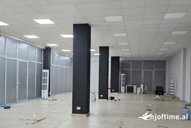 JEPET ME QIRA AMBIENT KOMERCIAL PRANE PAZARIT TE RI 2,300 € /Muaj