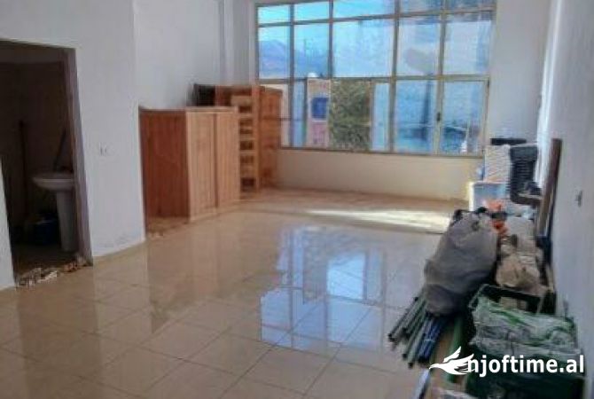 Ambiente Commerciale in Vendita 1+1 a Tirana - 136,000 Euro
