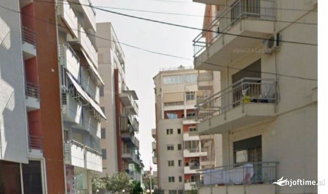 AMBIENT KOMERCIAL PER QIRA NE FRESK.