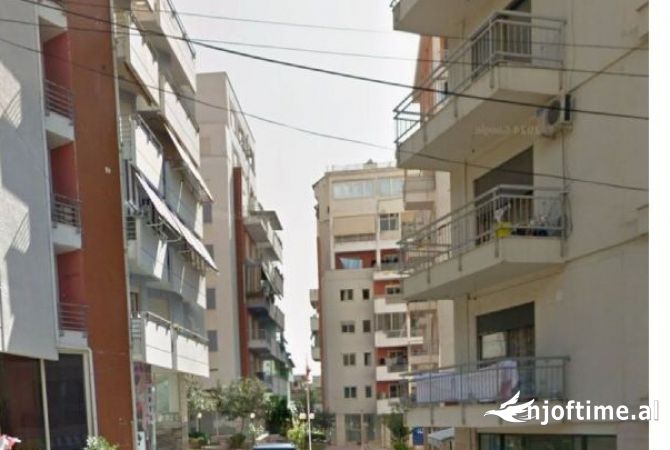 AMBIENT KOMERCIAL PER QIRA NE FRESK.