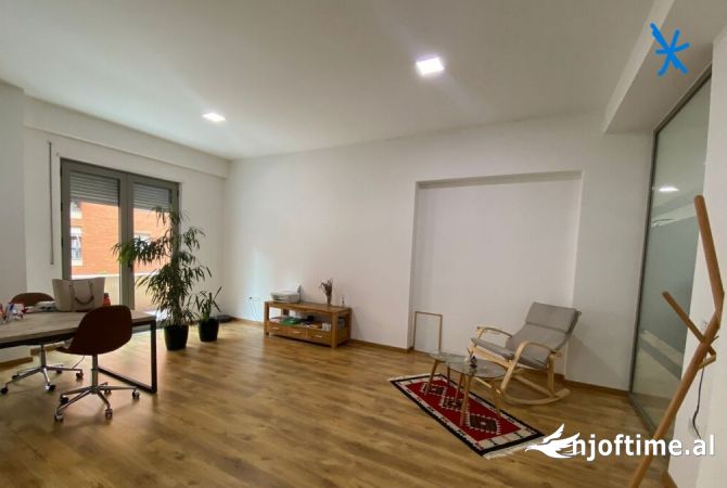 Ambiente Commerciale in Affitto 3+1 a Tirana - 3,500 Euro