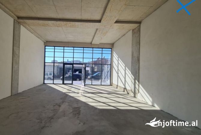 Ambiente Commerciale in Affitto 1+1 a Tirana - 3,200 Euro