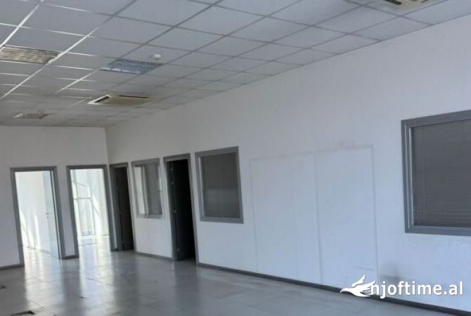 Ambiente Commerciale in Affitto 1+1 a Tirana - 2,800 Euro
