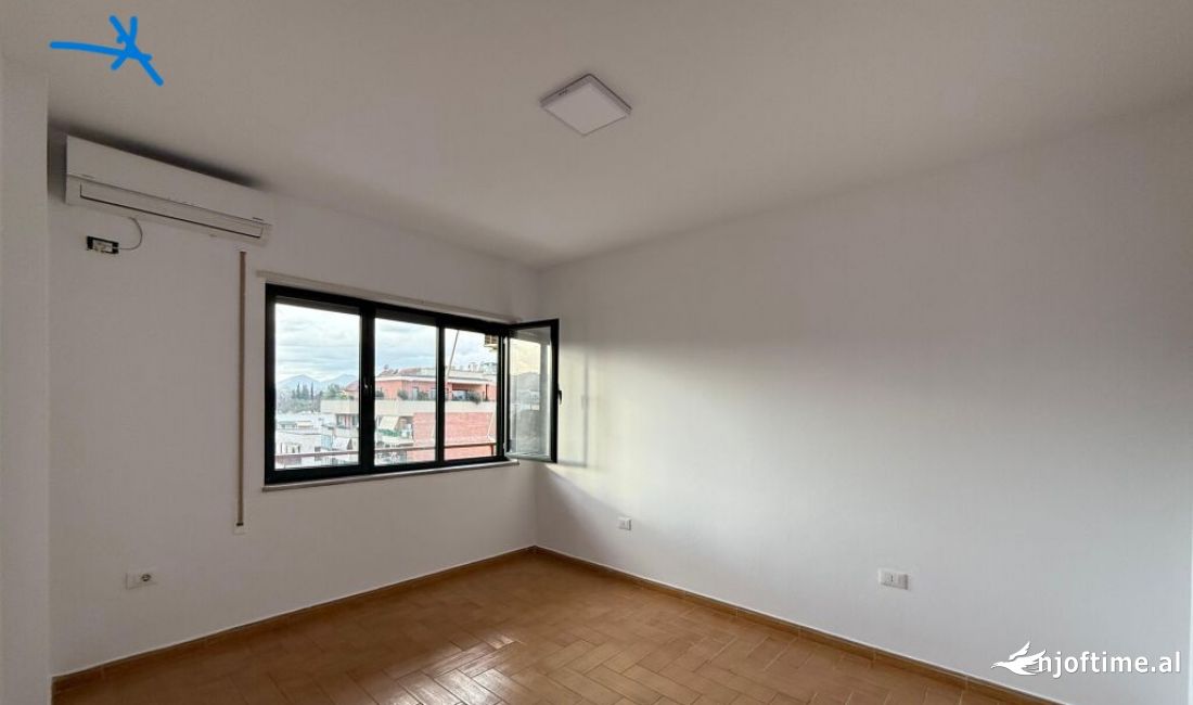 Zyra per qira tek Garda! 2,500 Euro /Muaj