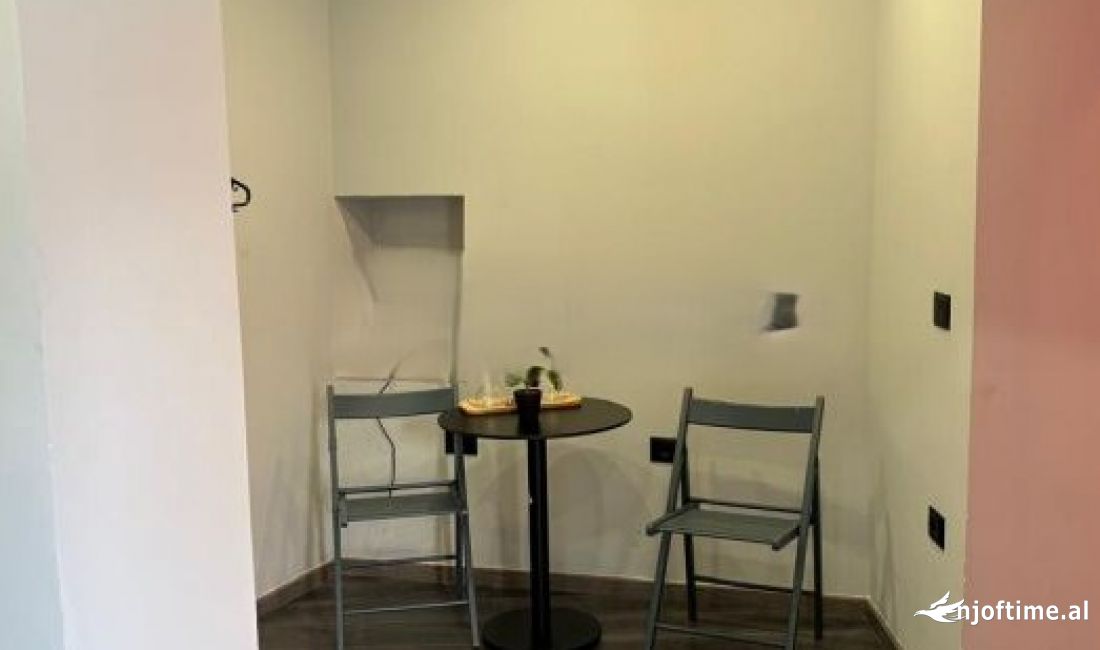 KOMUNA E PARISIT, JAPIM ME QIRA KOMERCIAL 650 Euro /Muaj