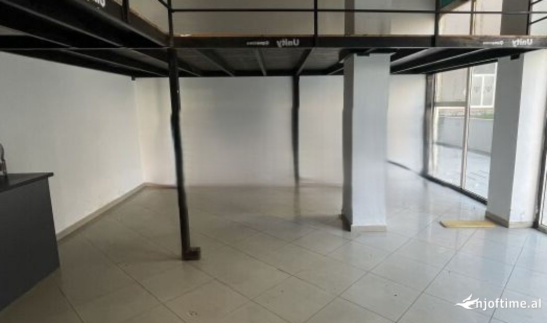 Jepet me qira ambient komercial tek Komuna Parisit, prane Kristal Center!  1,000 Euro /Muaj