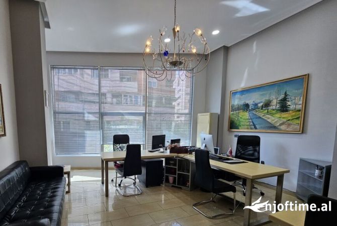 Ambiente Commerciale in Affitto 3+1 a Tirana - 600 Euro