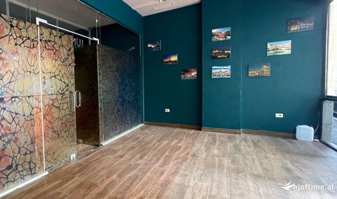 JEPET ME QIRA AMBIENT KOMERCIAL PRAN SHKOLLES PETRO NINI AMBIENT KOMERCIAL 