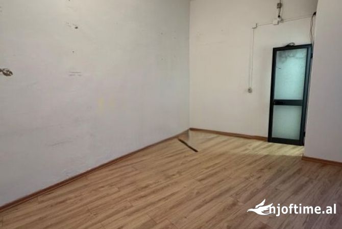 Ambiente Commerciale in Affitto 3+1 a Tirana - 450 Euro