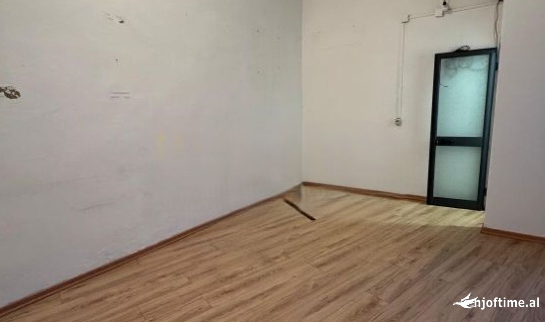 JEPET ME QIRA AMBJENT TEK RRUGA FORTUZI 