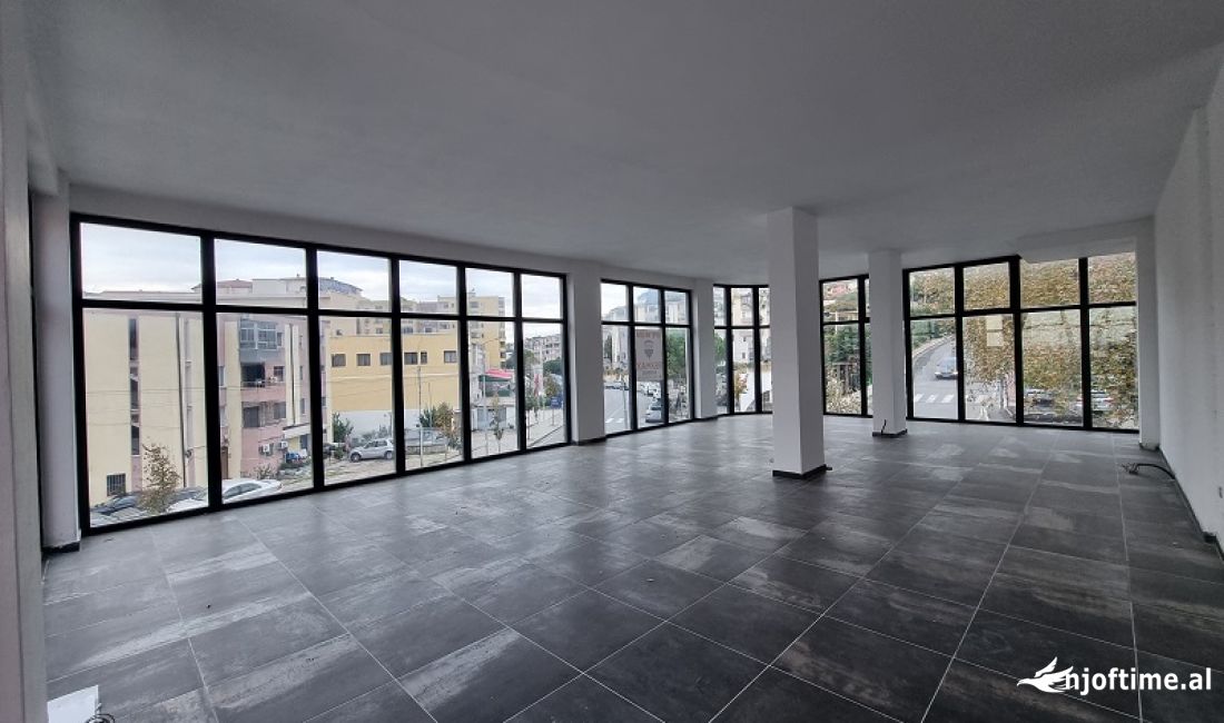 LEZHE - Ambjent 187 m2 me Qera per Klinike - Rr.e Spitalit 