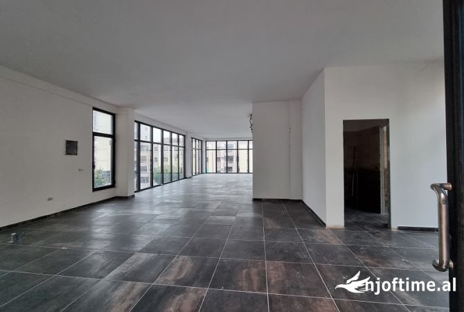 LEZHE - Ambjent 187 m2 me Qera per Klinike - Rr.e Spitalit 