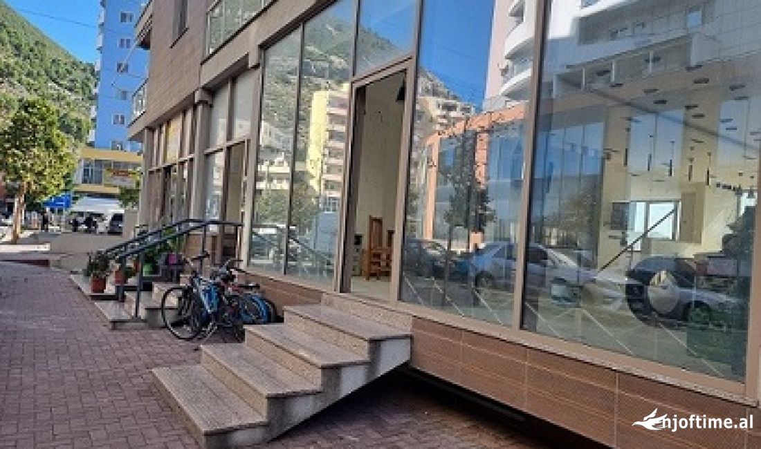 LEZHE - Dyqan 400 m2 me qera - Ndertese e re