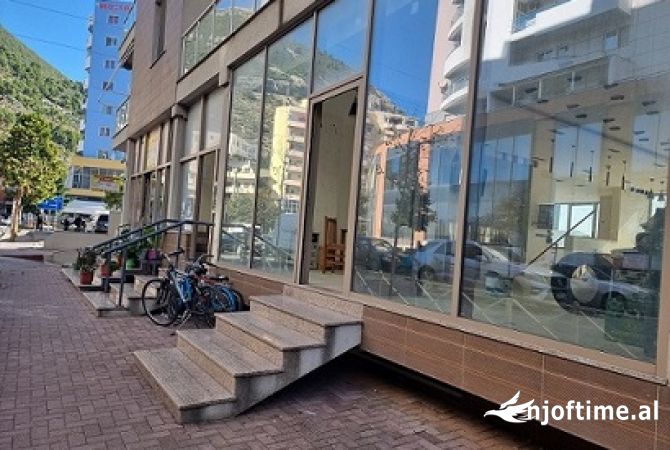 LEZHE - Dyqan 400 m2 me qera - Ndertese e re