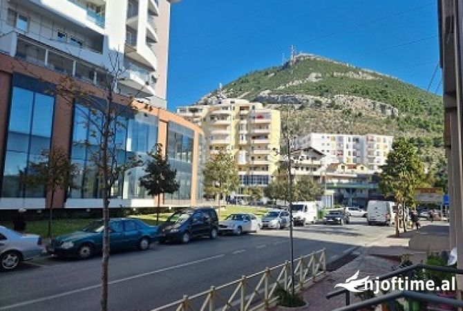 LEZHE - Dyqan 400 m2 me qera - Ndertese e re