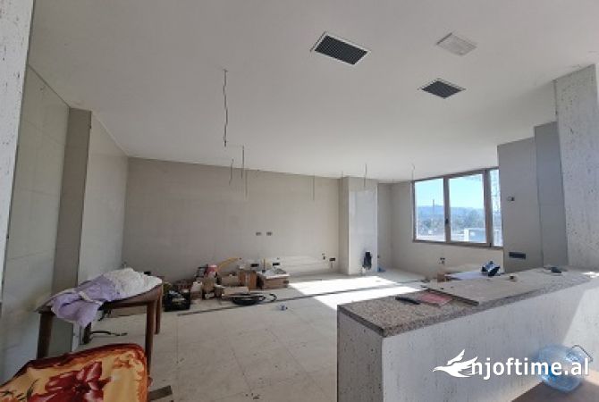 LEZHE - Dyqan 400 m2 me qera - Ndertese e re