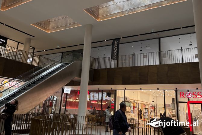 Ambiente Commerciale in Affitto 3+1 a Tirana - 1,500 Euro