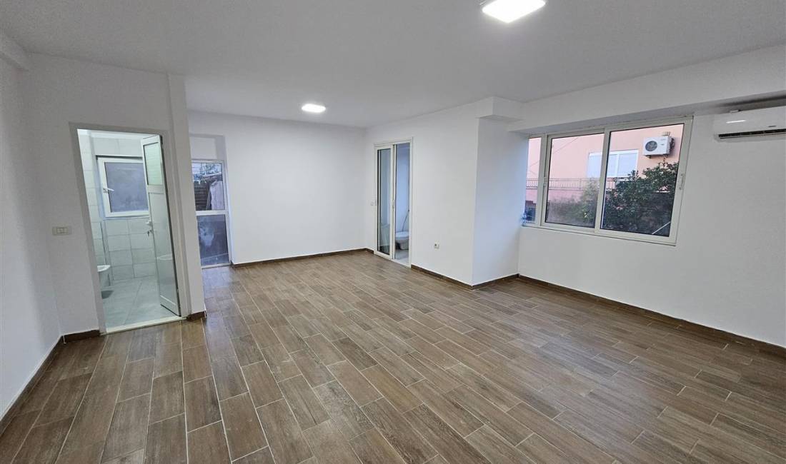 Jepet Me Qera Zyre Tek 21-Dhjetori (ID BZ2212) Tirane