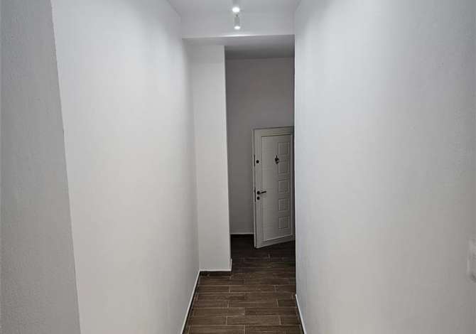 Jepet Me Qera Zyre Tek 21-Dhjetori (ID BZ2212) Tirane