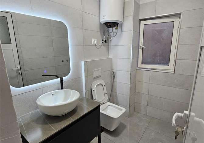 Jepet Me Qera Zyre Tek 21-Dhjetori (ID BZ2212) Tirane