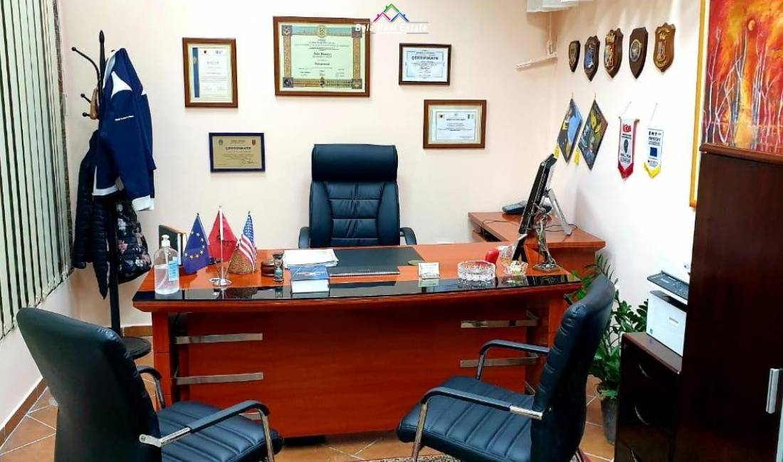 Zyre Me Qera Tek Bulevardi Zogu I Pare (ID BZ2281) Tirane.