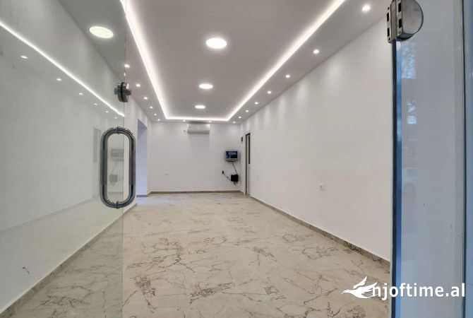 Ambiente Commerciale in Vendita 1+1 a Tirana - 454,000 Euro