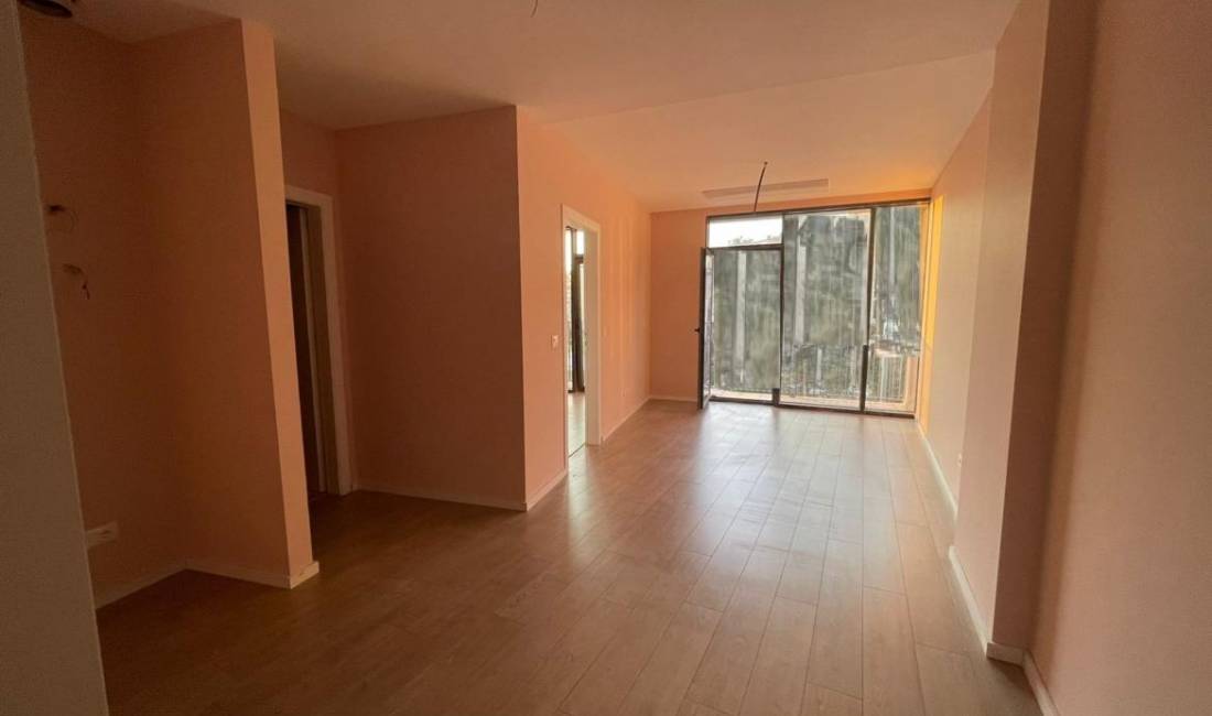 Zyre me qera tek Liqeni i Tiranes (ID BZ2376) Tirane.