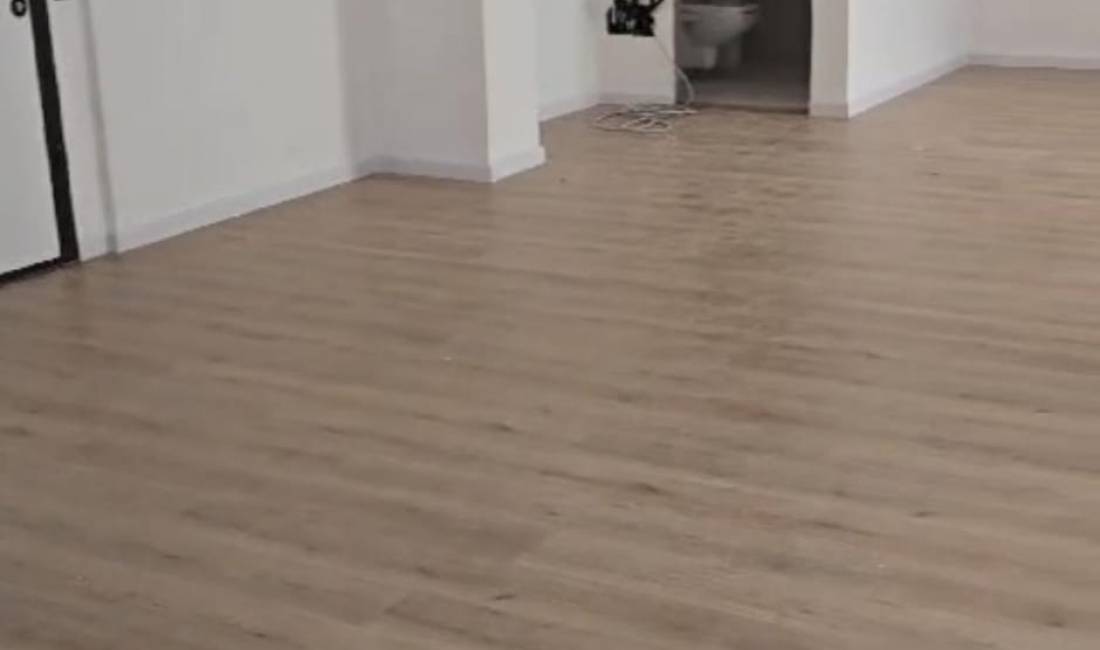 Zyre Me Qera Tek Komuna e Parisit (ID BZ2377) Tirane.