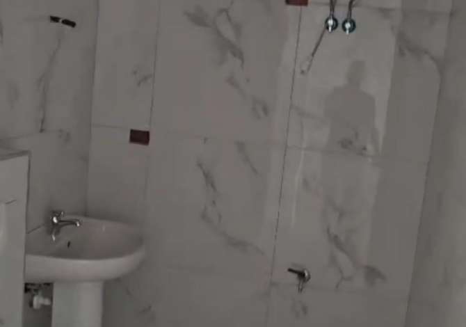 Zyre Me Qera Tek Komuna e Parisit (ID BZ2377) Tirane.