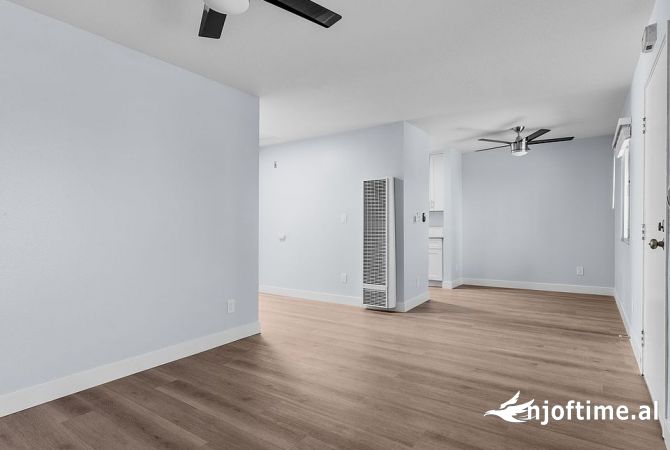 Ambiente Commerciale in Affitto 3+1 a Tirana - 2,300 Euro