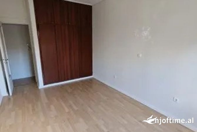 Ambiente Commerciale in Affitto 3+1 a Tirana - 450 Euro